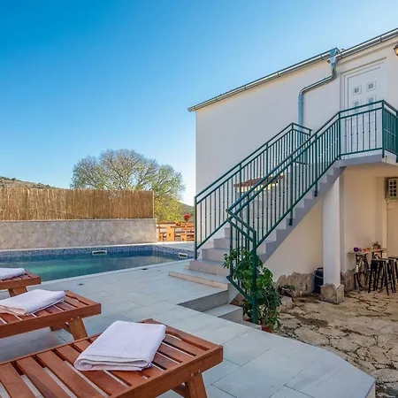 بيت للعطل Danica